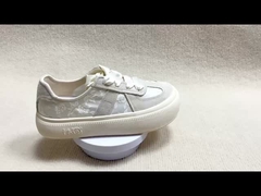 ผู้หญิง สีขาว คลาสสิคและความสบายใจรองเท้าสเนคเกอร์ด้วยผ้าไหม